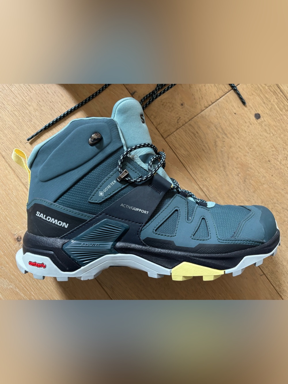 Salomon Women’s Waterproof Hiking Boot - Gore-Tex and light weight